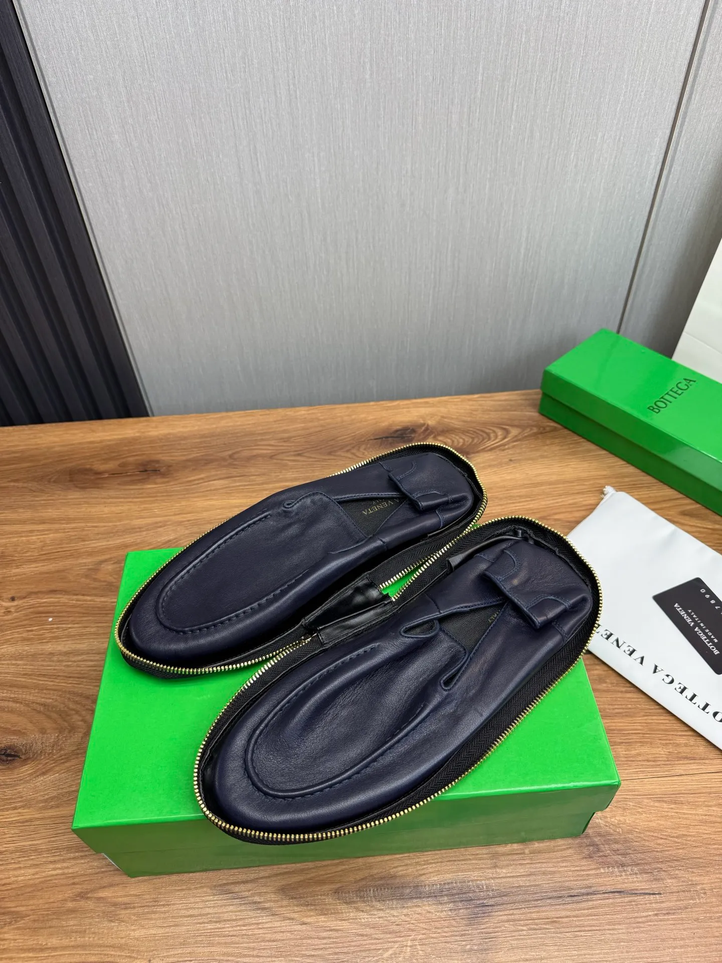 Men's men's shoes💰480💰BV-popular wallet shoes👟Casual, fashionable and comfortable🔗Good travel partner✅Original cowhide + imported cowhide. Original rubber outsole, available all year round👏Size: 38-45 (38.45 custom-made, non-returnable)